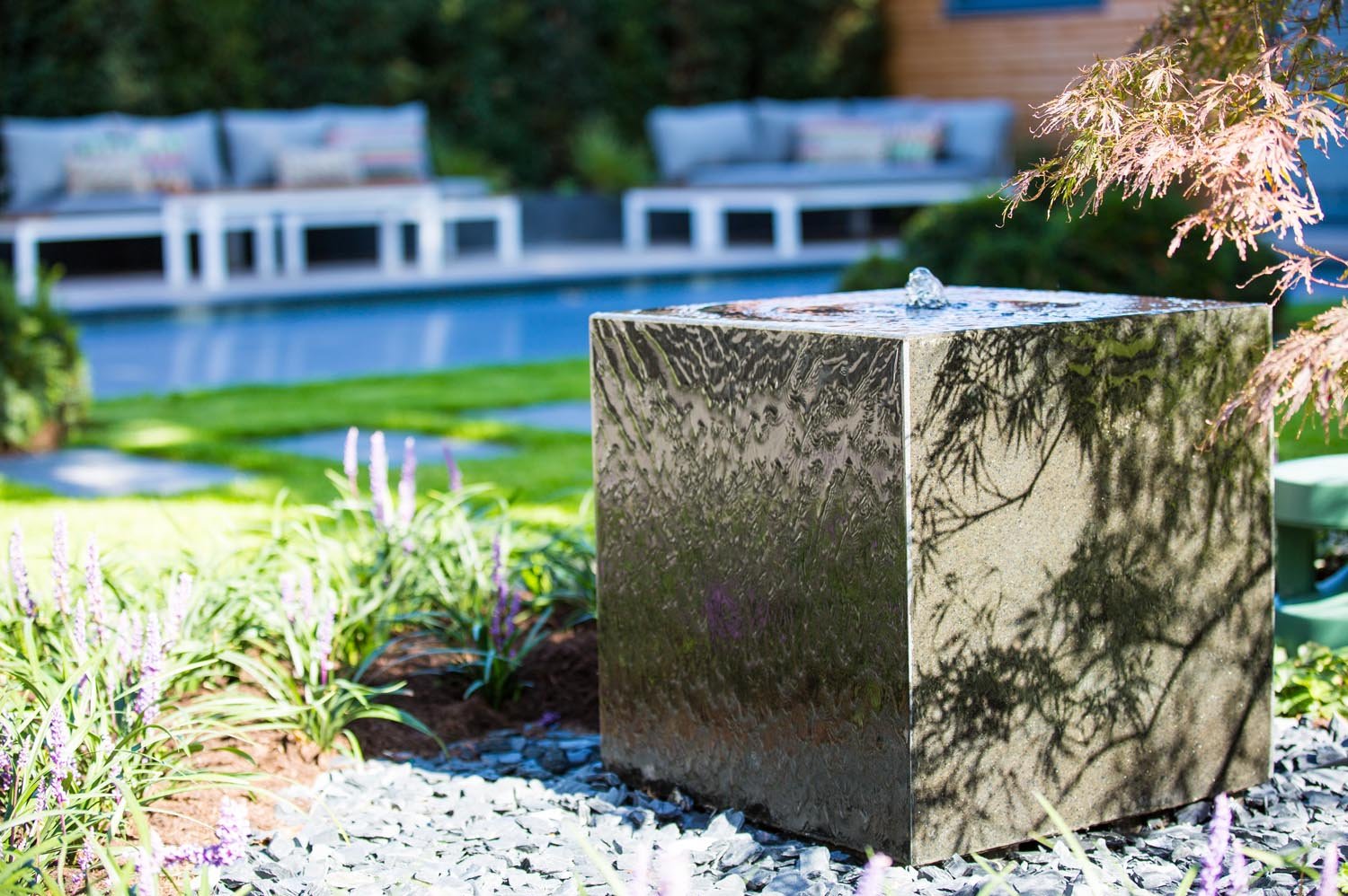 Installieren Sie Brunnen sowie Bachläufe zum Enstpannen im Garten durch die Wassergräusche