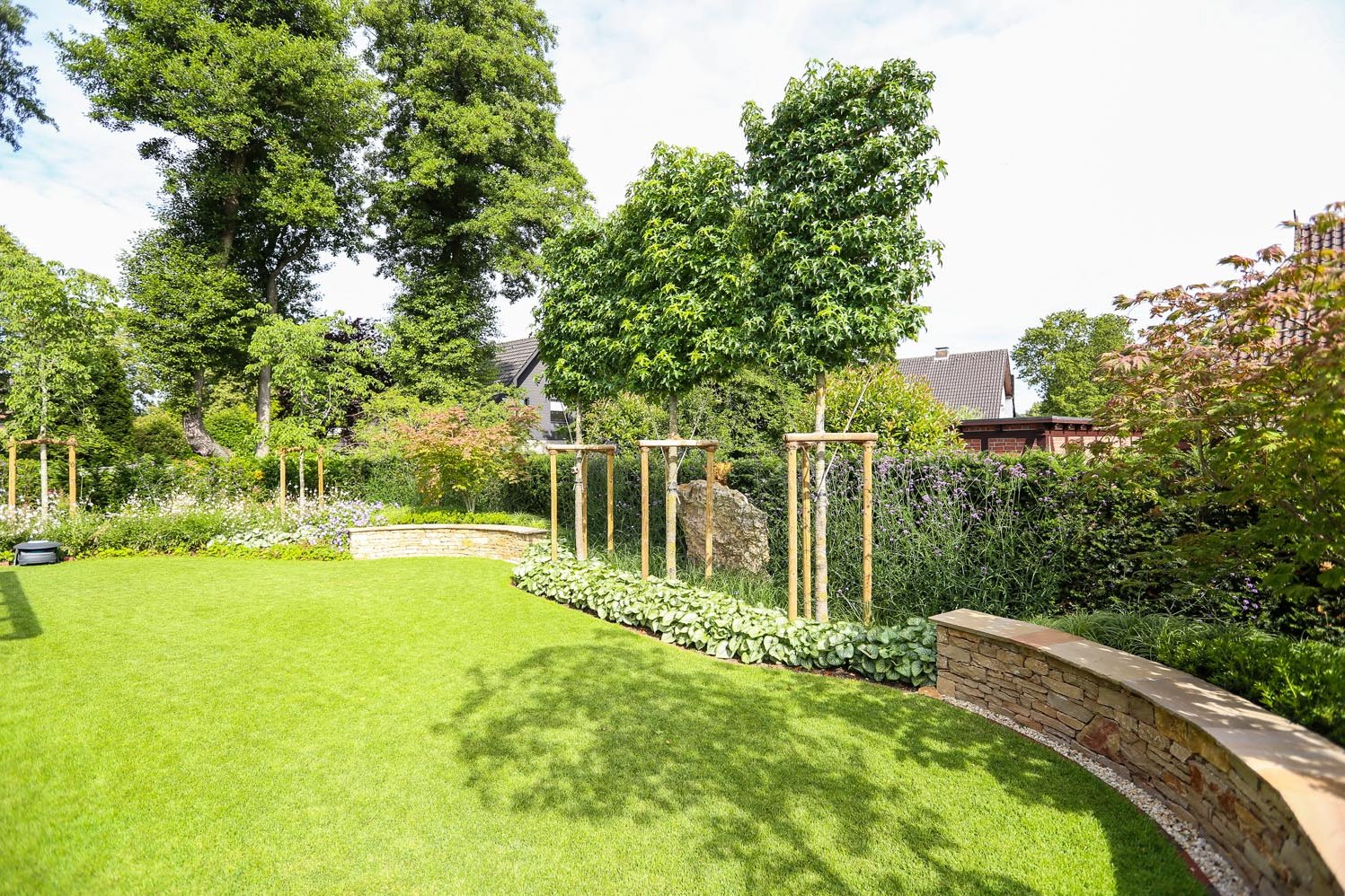Sie können Ihren Garten mit Sichtschutz, Zäunen oder auch Mauern verkleiden um sich im Garten zu entspannen 