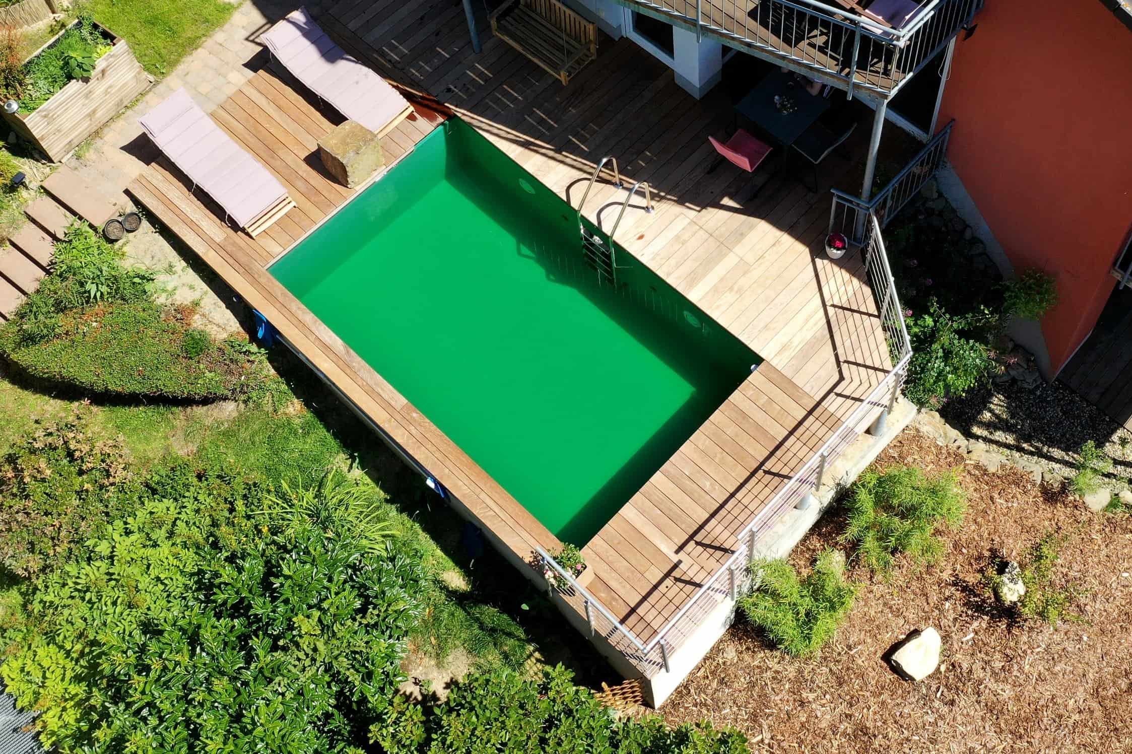 Ein Naturpool auf der Terrasse aus Folie mit dem Effekt für grünes Wasser