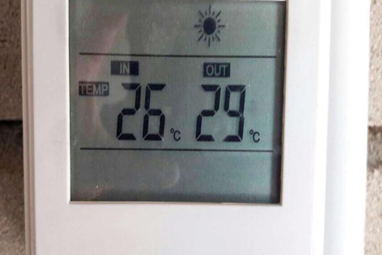 Ein Thermometer mit einer angenehmen Temperatur an einem Badetag Ende Mai.