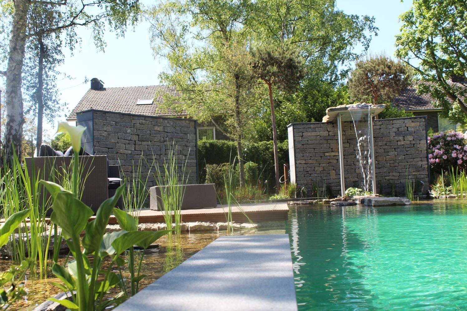 Ein Schwimmteichgarten in Wesel mit einer effizienten Wassererwärmung