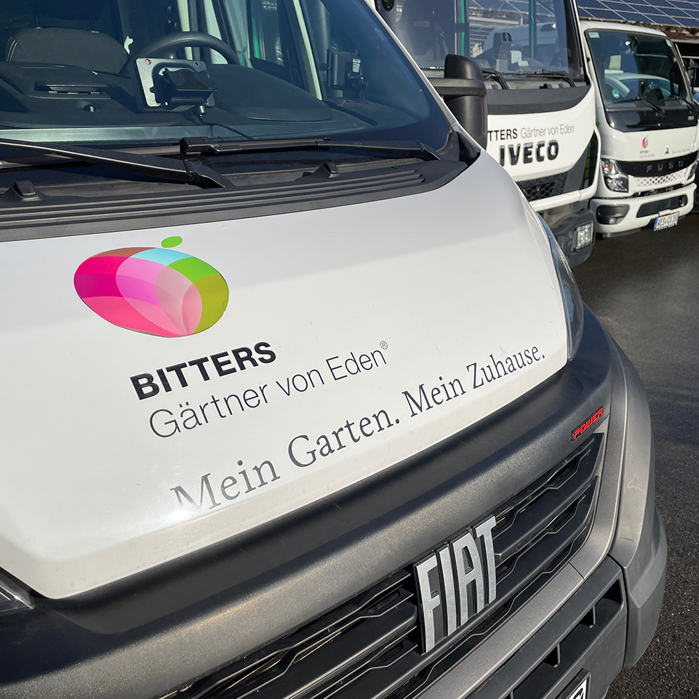 Nahaufnahme von einem Garten Bitters Fahrzeug, mit dem Logo auf der Motorhaube.