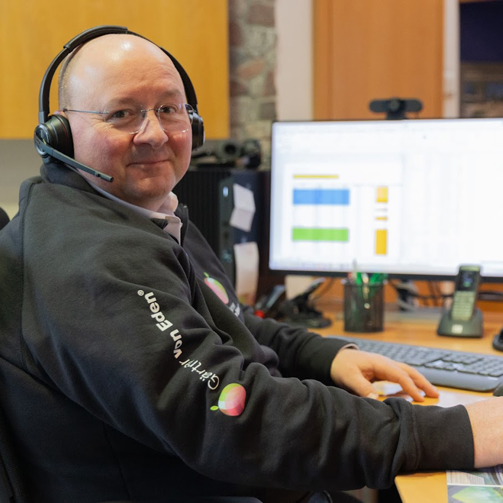 Ein Mitarbeiter von Garten Bitters,namens Thomas Becker, zuständig für Buchhaltung, sitzt vor dem Computer.