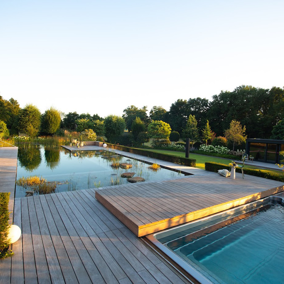 Ein Schwimmteich und ei Edelstahl-Fertigbecken von Garten Bitters zusammen auf einem Bild.