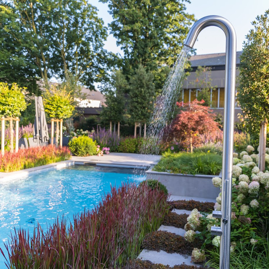 Eine Draußendusche neben einem Pool von Garten Bitters.