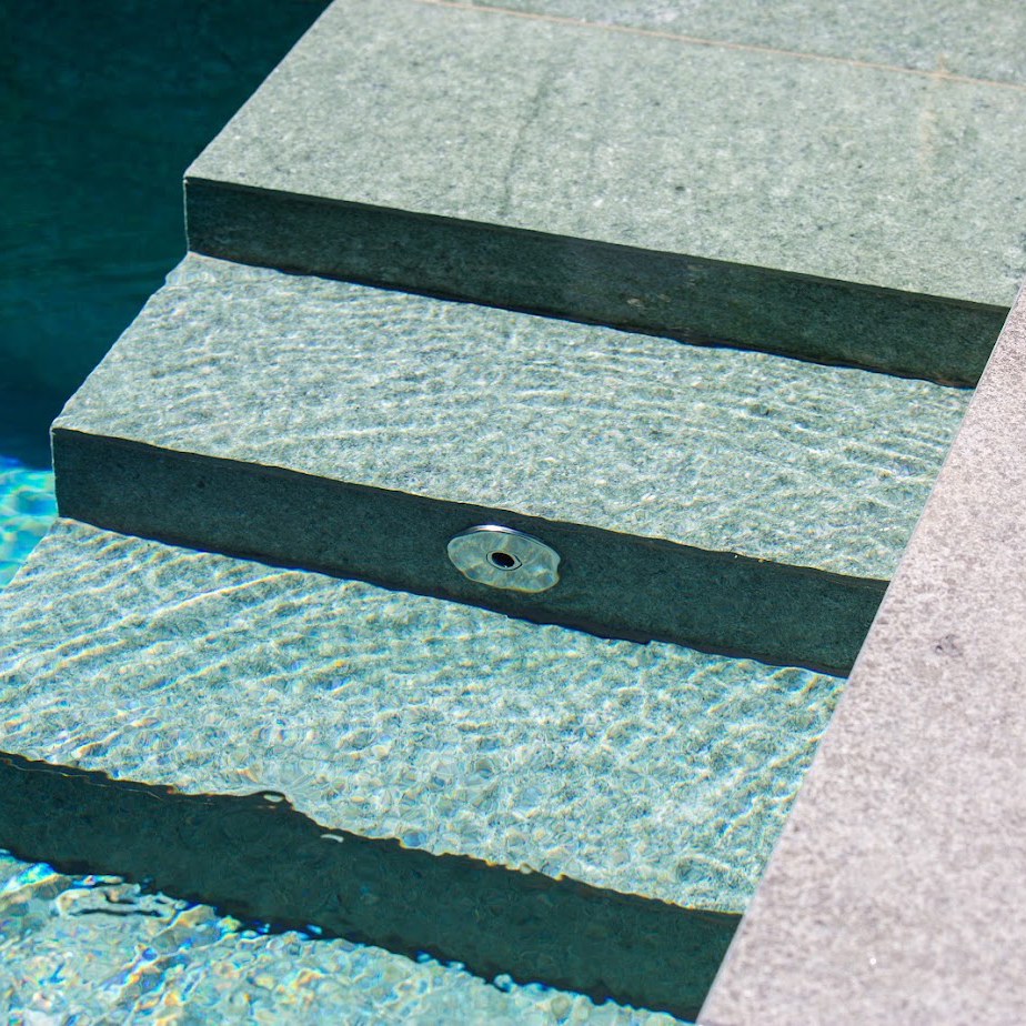 Eine Nahaufnahme von Stufen in einem Naturstein-Pool von Garten Bitters.