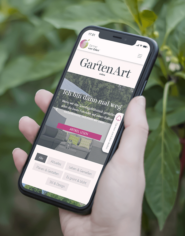 EIn Handy, gehalten von einer Hand, dass das Online Magazine von Garten Bitters zeigt.